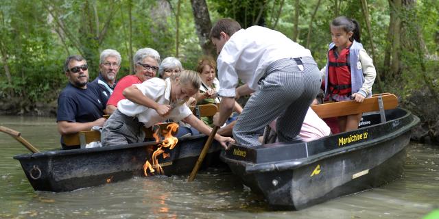 Promenande en barque avec guide à Maillezais