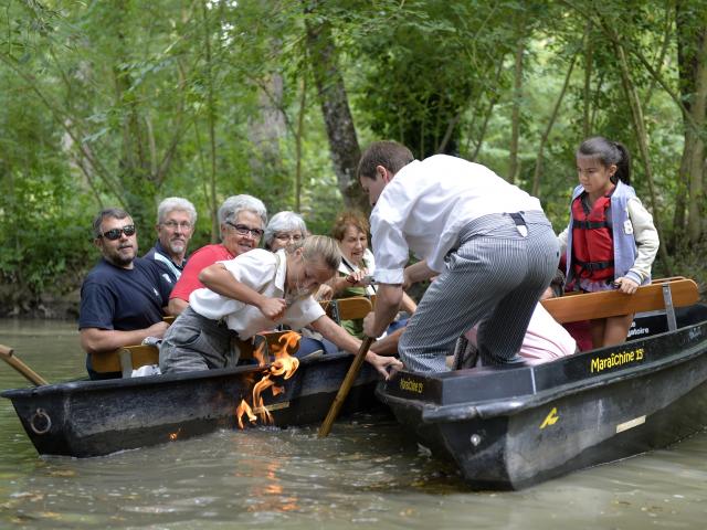 Promenande en barque avec guide à Maillezais