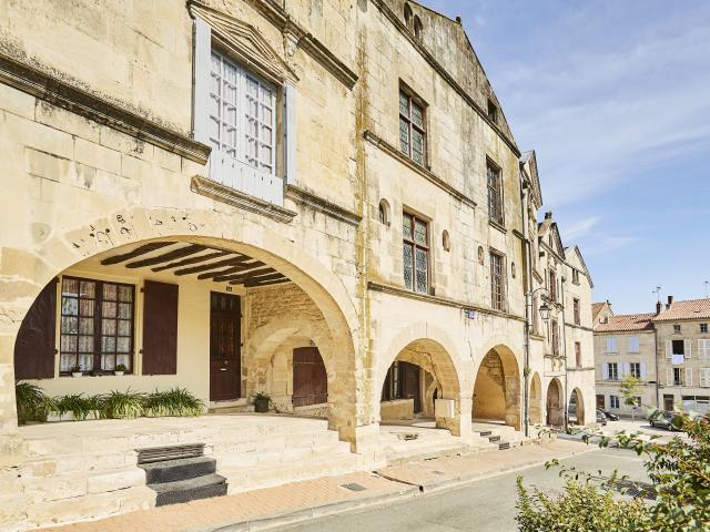 Patrimoine Renaissance Place Belliard Fontenay Le Comte En Vendee