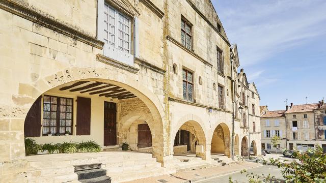 Fontenay-le-Comte - Patrimoine - Place Belliard (arcades)