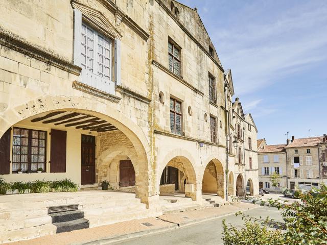 Fontenay-le-Comte - Patrimoine - Place Belliard (arcades)