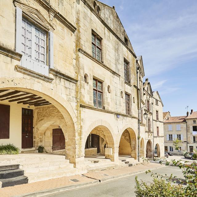 Fontenay-le-Comte - Patrimoine - Place Belliard (arcades)