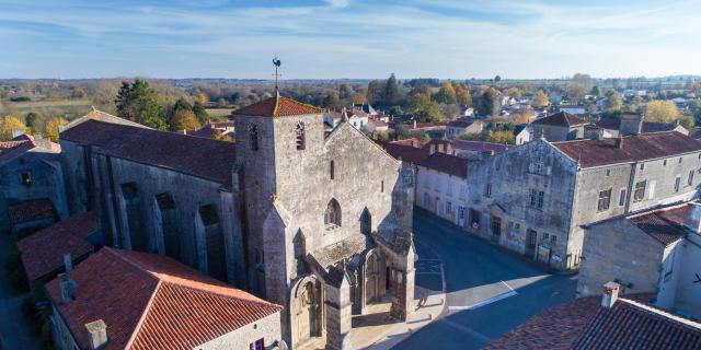 Foussais-Payré - église romane vue aérienne