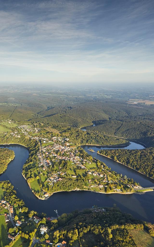 Vue aérienne sur le lac et la forêt de Mervent