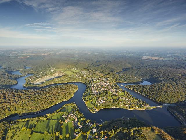 Vue aérienne sur le lac et la forêt de Mervent