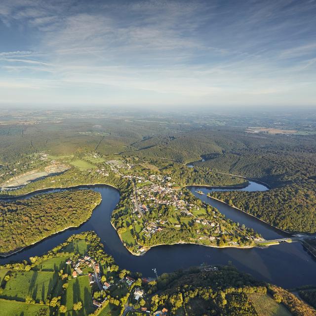 Vue aérienne sur le lac et la forêt de Mervent