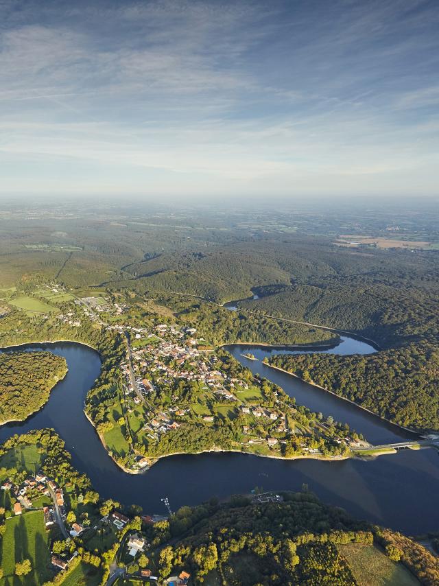 Vue aérienne sur le lac et la forêt de Mervent