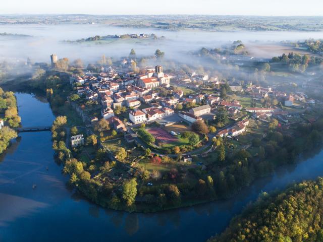 Vouvant cité médiévale - Vue aérienne