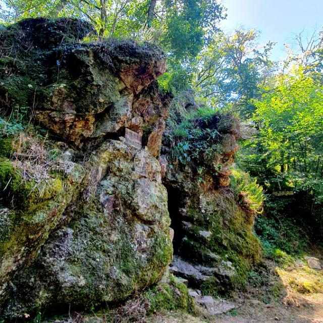 Grotte du Père de Montfort forêt de Mervent-Vouvant à Pierre Brune