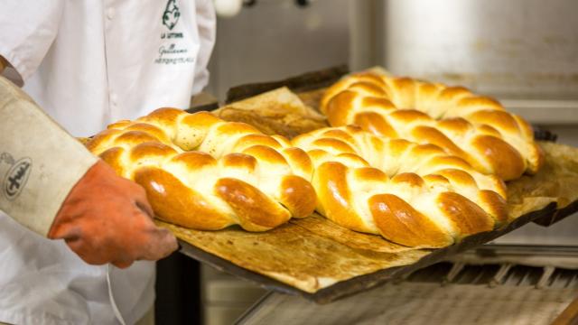 Brioche vendéenne sortant du four