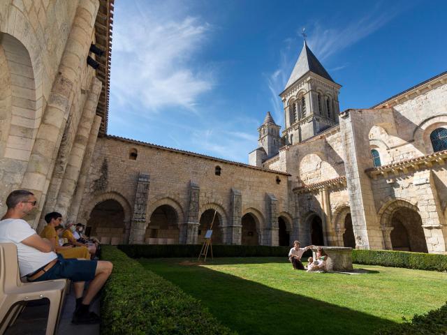 Abbaye-de-Nieul-sur-l-autise-85240-visite-spectacle-1.jpg