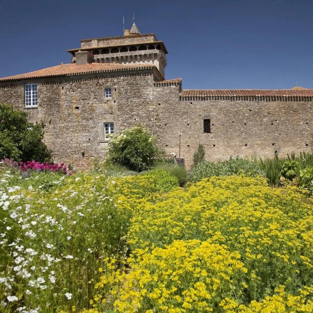 Donjon de Bazoges en Pareds Jardin