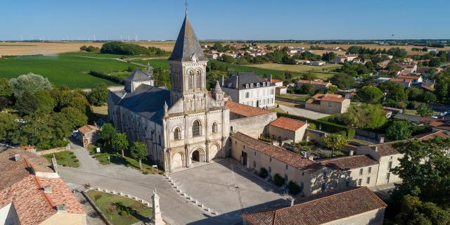 Nieul-sur-l-Autise-petite-cite-de-caractere-vendee-85-2.jpg