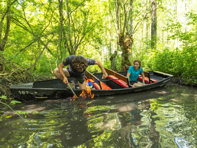 Feu sur l'eau dans le Marais poitevin, venise verte, en Vendée