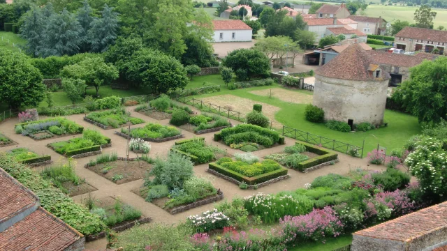 Jardin Donjon Médiéval De Bazoges En Pareds